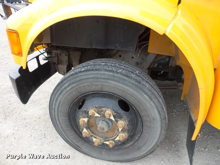 image for item L4641 2000 International 3800 school bus