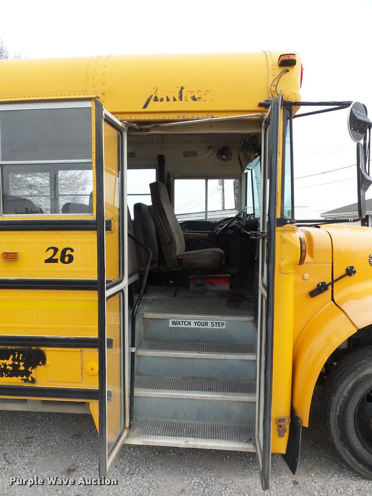 image for item L4641 2000 International 3800 school bus