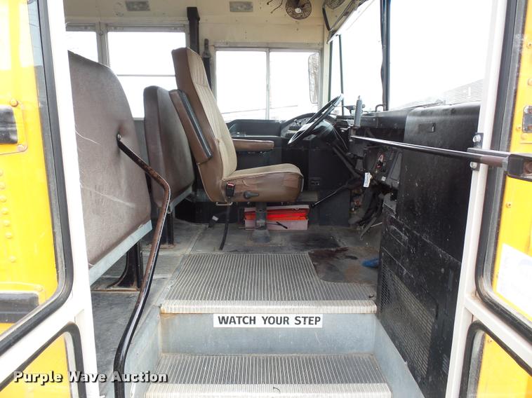 image for item L4641 2000 International 3800 school bus