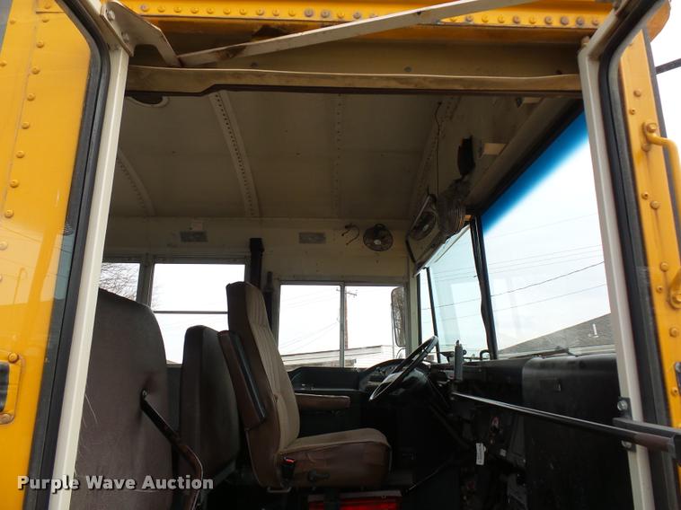 image for item L4641 2000 International 3800 school bus