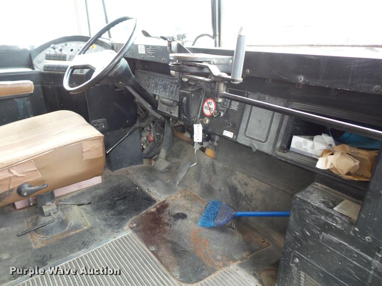 image for item L4641 2000 International 3800 school bus