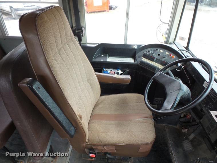 image for item L4641 2000 International 3800 school bus