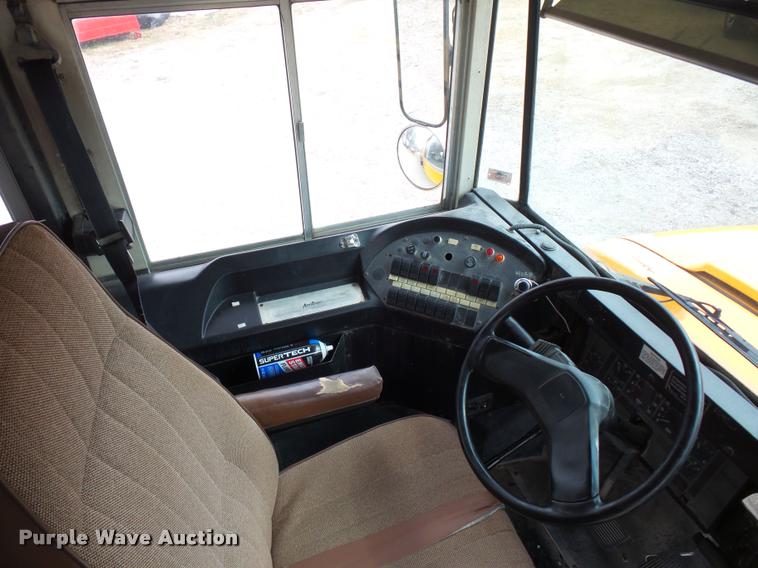 image for item L4641 2000 International 3800 school bus