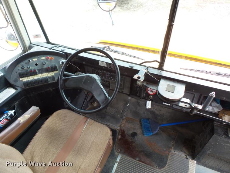 image for item L4641 2000 International 3800 school bus