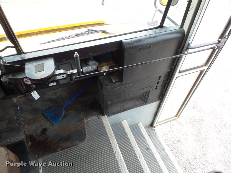 image for item L4641 2000 International 3800 school bus