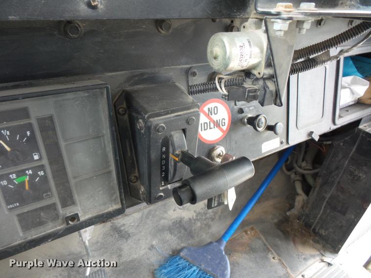 image for item L4641 2000 International 3800 school bus