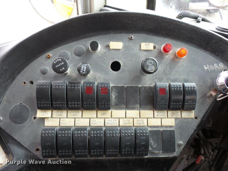 image for item L4641 2000 International 3800 school bus