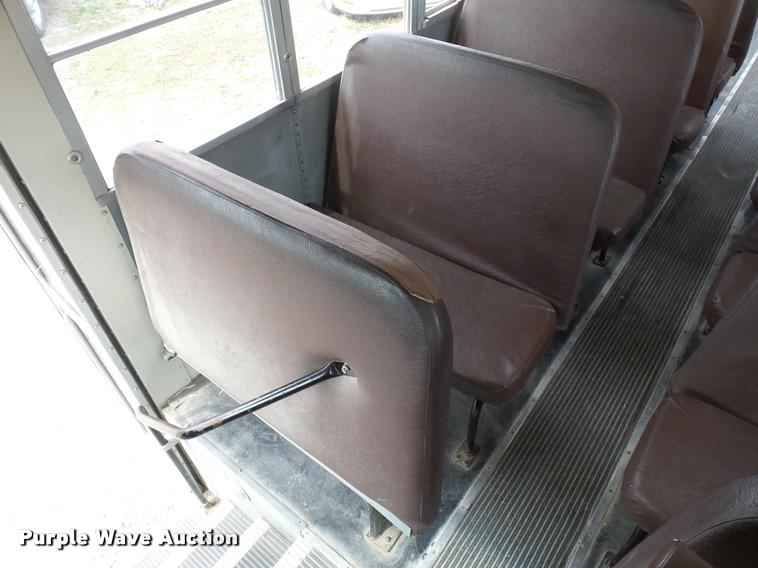 image for item L4641 2000 International 3800 school bus