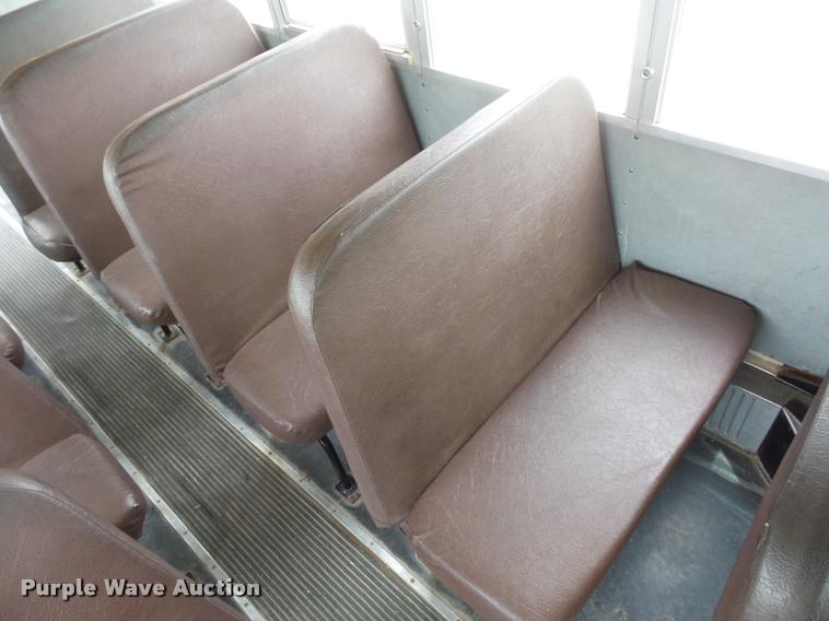 image for item L4641 2000 International 3800 school bus