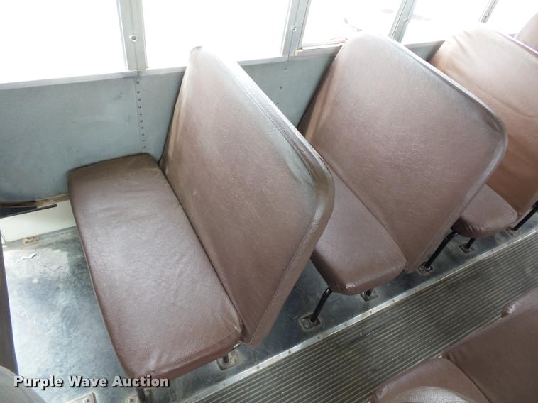 image for item L4641 2000 International 3800 school bus