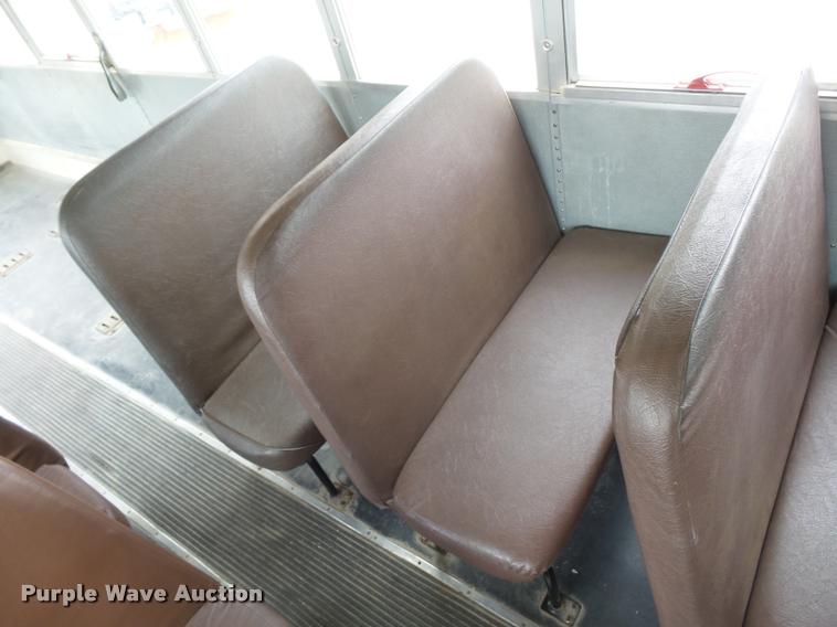 image for item L4641 2000 International 3800 school bus