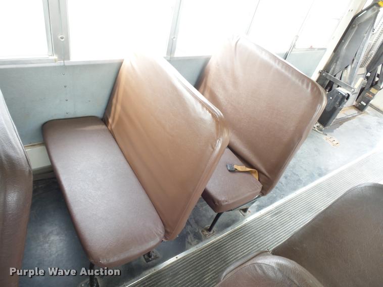 image for item L4641 2000 International 3800 school bus