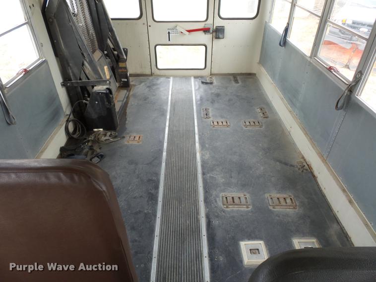 image for item L4641 2000 International 3800 school bus