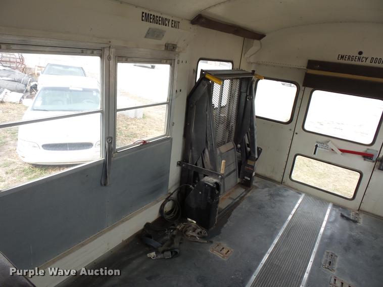 image for item L4641 2000 International 3800 school bus