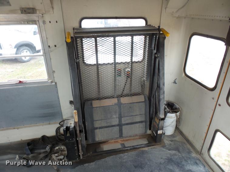 image for item L4641 2000 International 3800 school bus