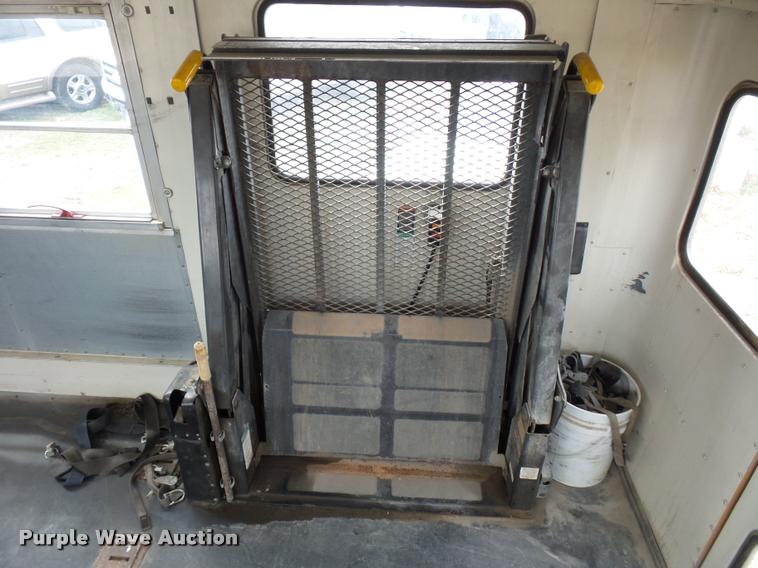 image for item L4641 2000 International 3800 school bus