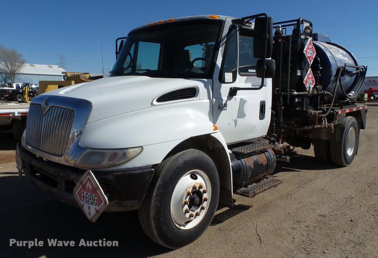 image for item BJ9273 2003 International DuraStar 4300 chemical tank truck