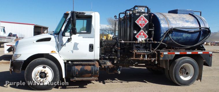 image for item BJ9273 2003 International DuraStar 4300 chemical tank truck