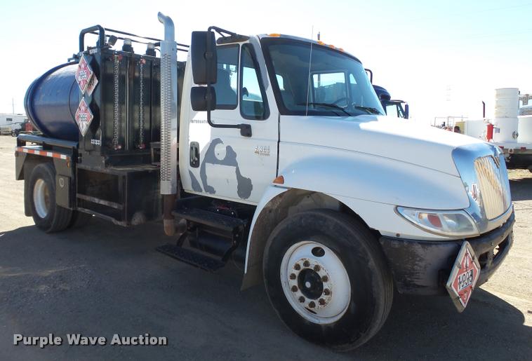 image for item BJ9273 2003 International DuraStar 4300 chemical tank truck