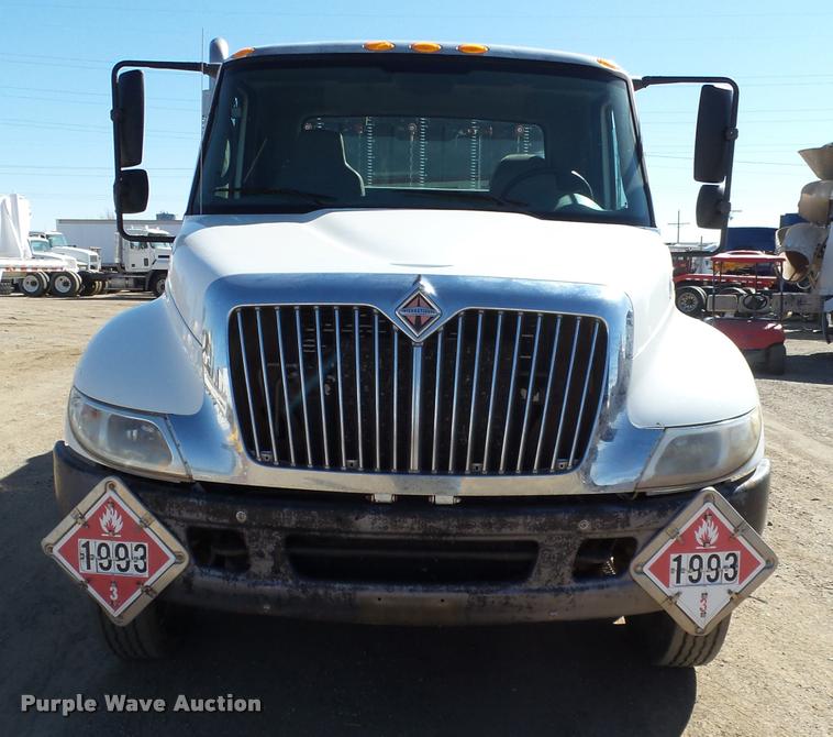 image for item BJ9273 2003 International DuraStar 4300 chemical tank truck