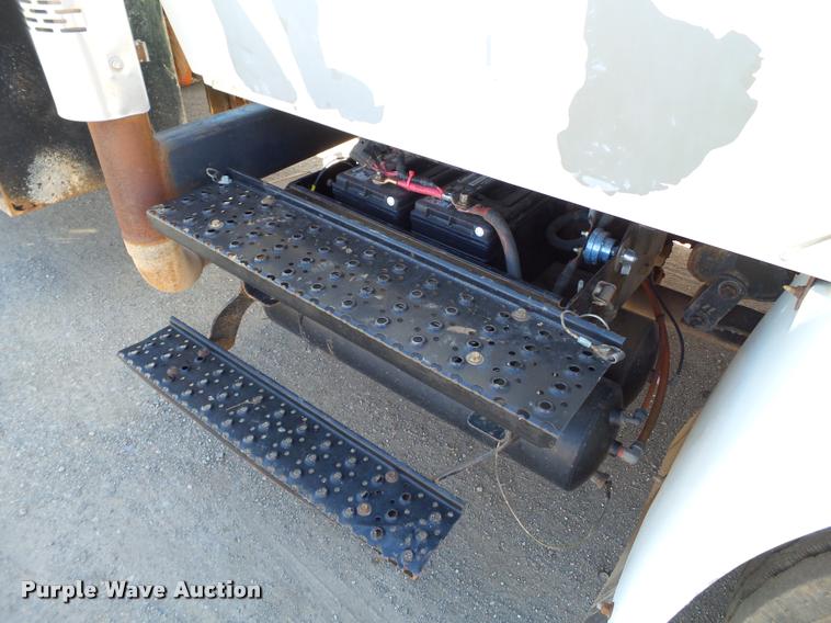 image for item BJ9273 2003 International DuraStar 4300 chemical tank truck