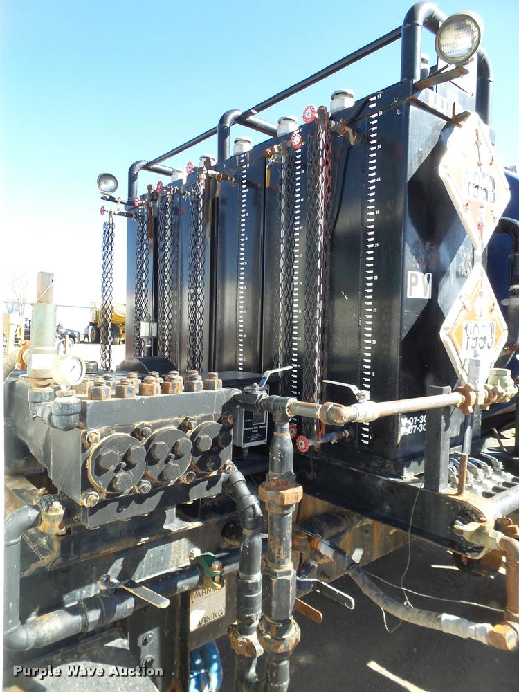 image for item BJ9273 2003 International DuraStar 4300 chemical tank truck