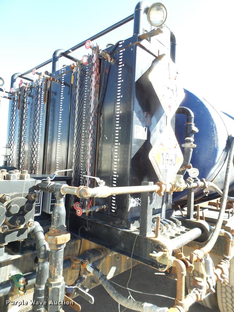 image for item BJ9273 2003 International DuraStar 4300 chemical tank truck