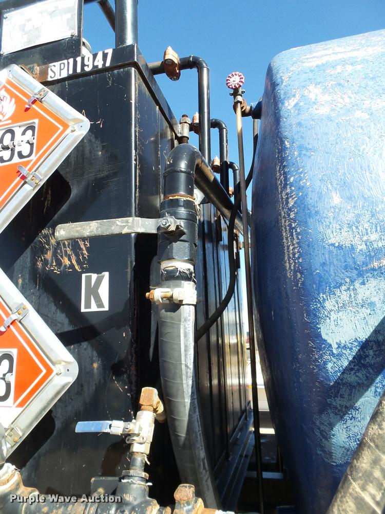 image for item BJ9273 2003 International DuraStar 4300 chemical tank truck