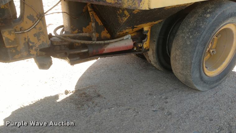 image for item BU9962 Hyster C530A pneumatic roller