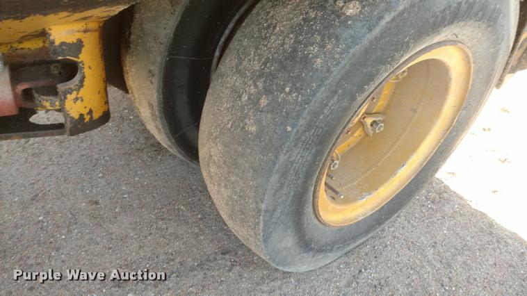 image for item BU9962 Hyster C530A pneumatic roller