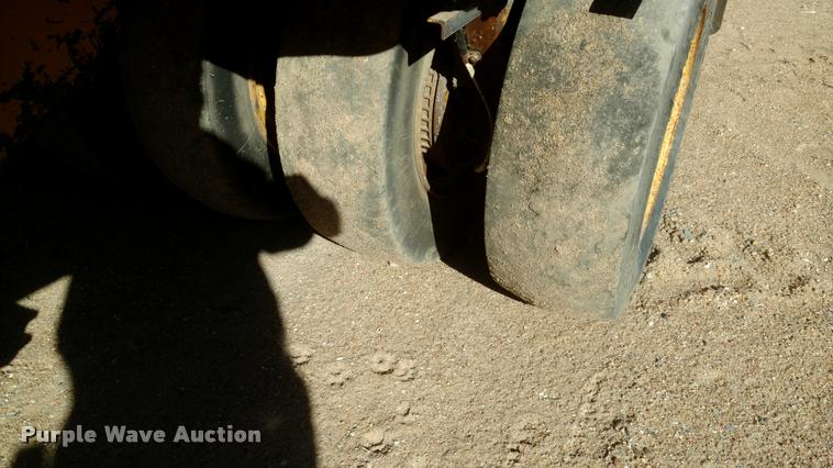 image for item BU9962 Hyster C530A pneumatic roller