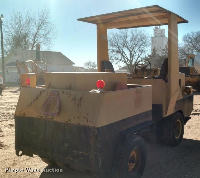 image for item BU9963 Hyster C530A pneumatic roller