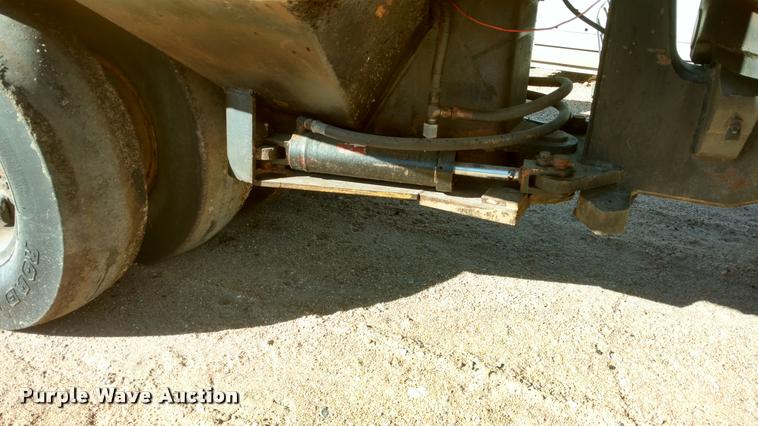 image for item BU9963 Hyster C530A pneumatic roller