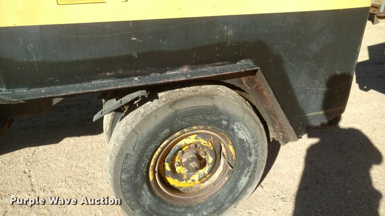 image for item BU9963 Hyster C530A pneumatic roller