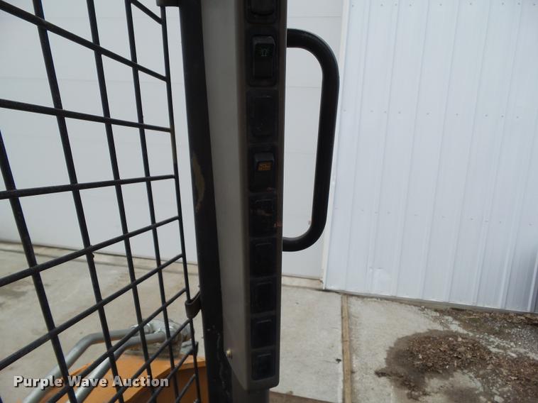 image for item CB9850 2014 Case SR220 skid steer