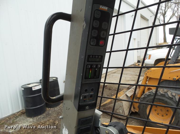 image for item CB9850 2014 Case SR220 skid steer