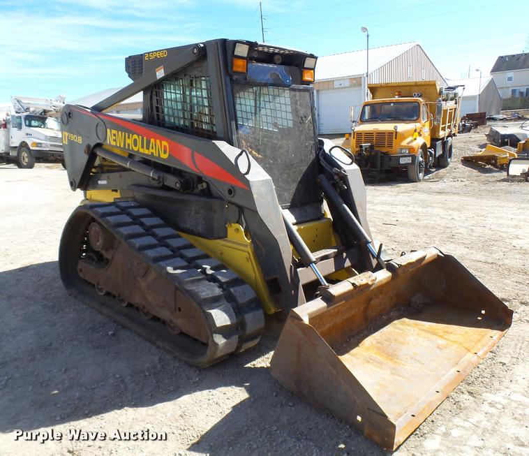 image for item CC9086 2005 New Holland LT190B skid steer