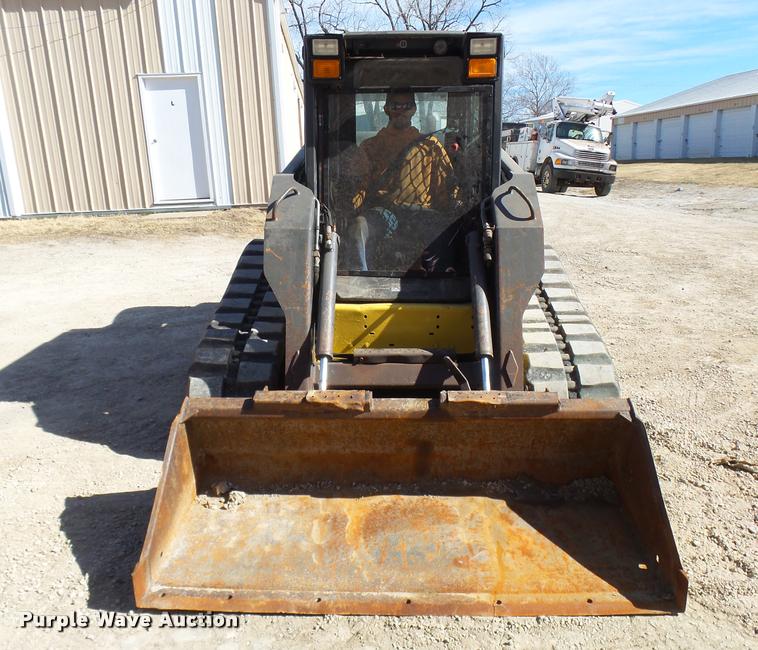 image for item CC9086 2005 New Holland LT190B skid steer