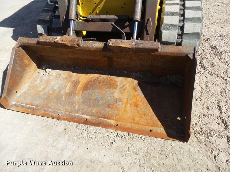 image for item CC9086 2005 New Holland LT190B skid steer