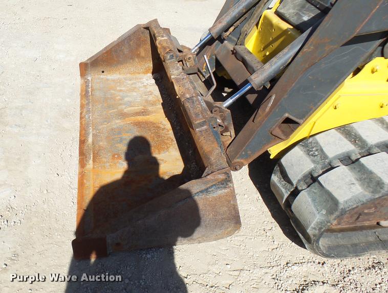 image for item CC9086 2005 New Holland LT190B skid steer