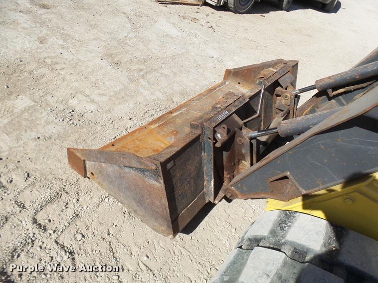 image for item CC9086 2005 New Holland LT190B skid steer