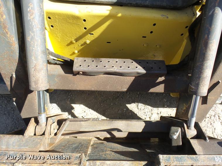 image for item CC9086 2005 New Holland LT190B skid steer