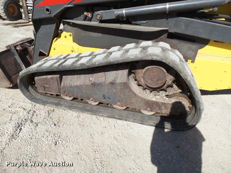 image for item CC9086 2005 New Holland LT190B skid steer