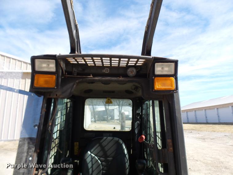 image for item CC9086 2005 New Holland LT190B skid steer