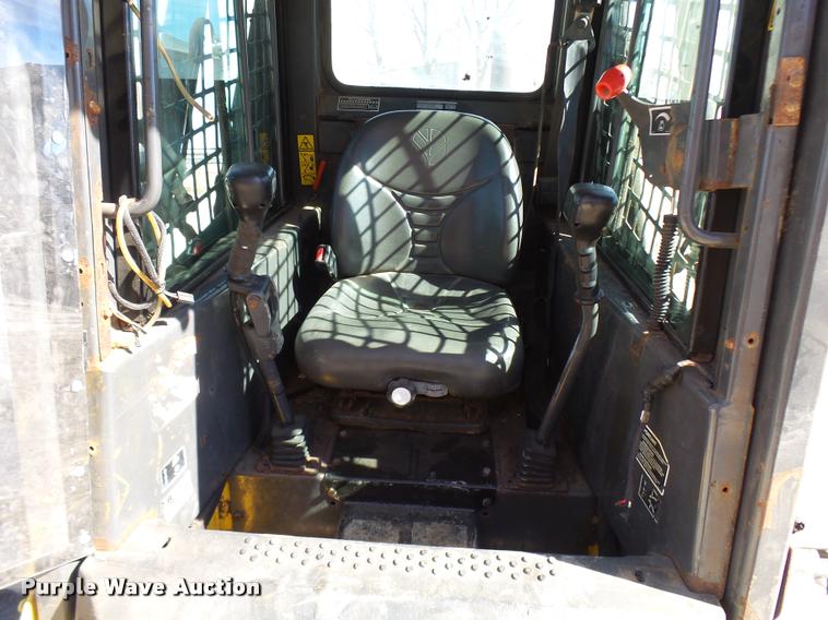 image for item CC9086 2005 New Holland LT190B skid steer