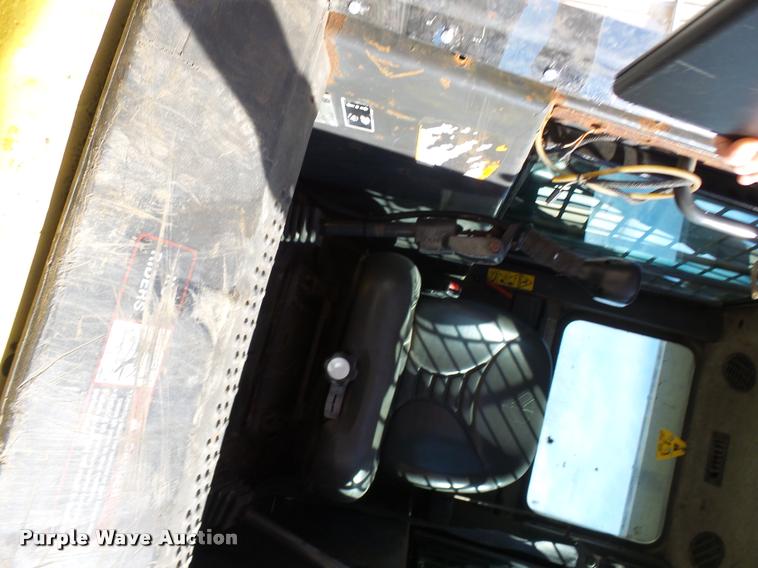 image for item CC9086 2005 New Holland LT190B skid steer