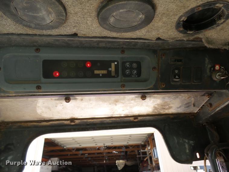 image for item CC9086 2005 New Holland LT190B skid steer