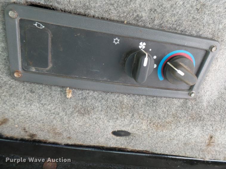 image for item CC9086 2005 New Holland LT190B skid steer