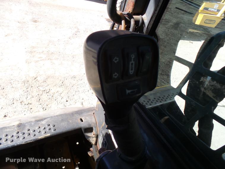 image for item CC9086 2005 New Holland LT190B skid steer