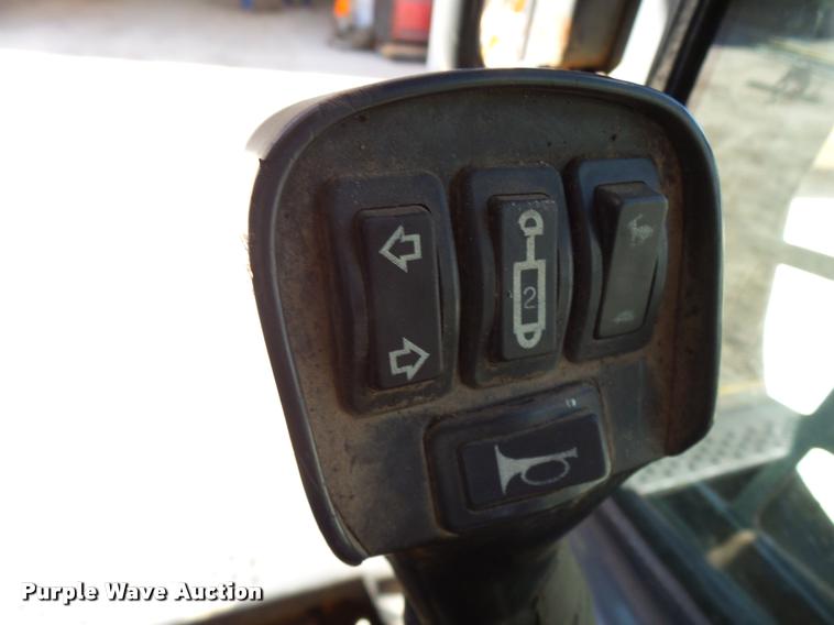 image for item CC9086 2005 New Holland LT190B skid steer